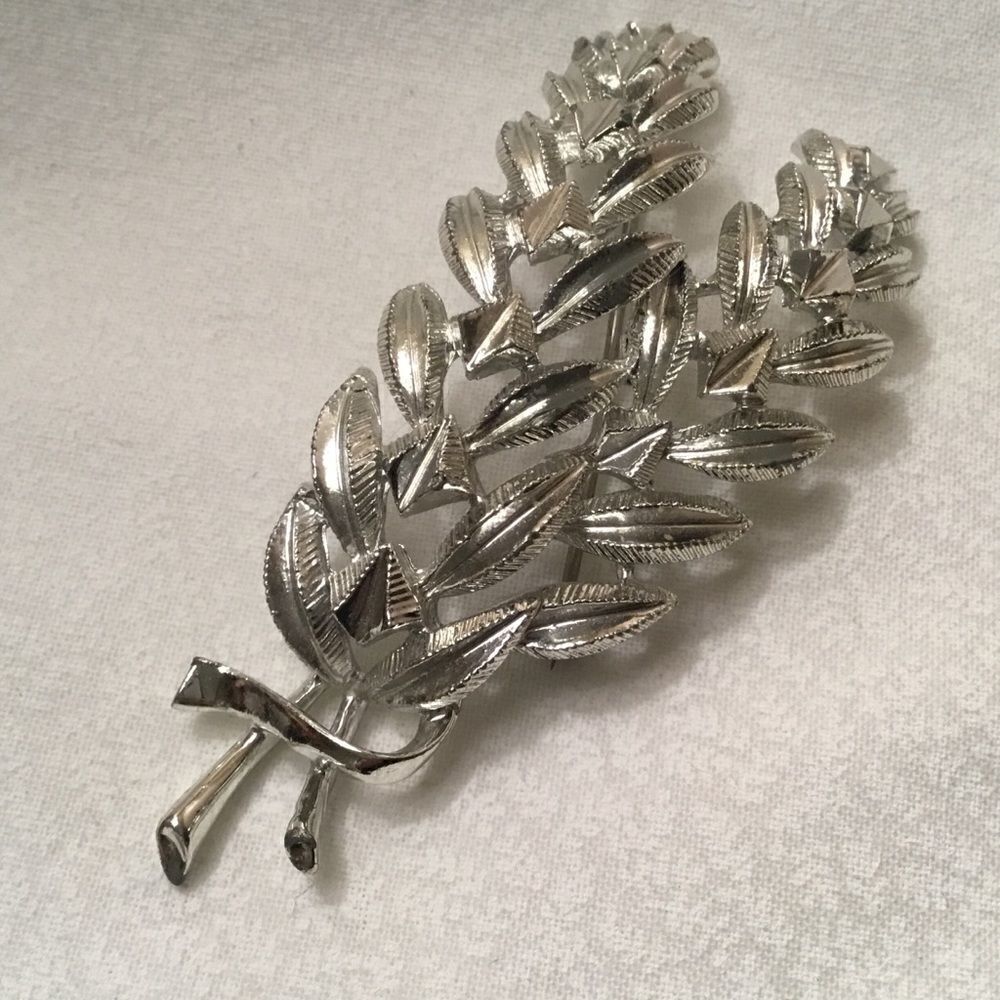 Silvertone Feather Pin 